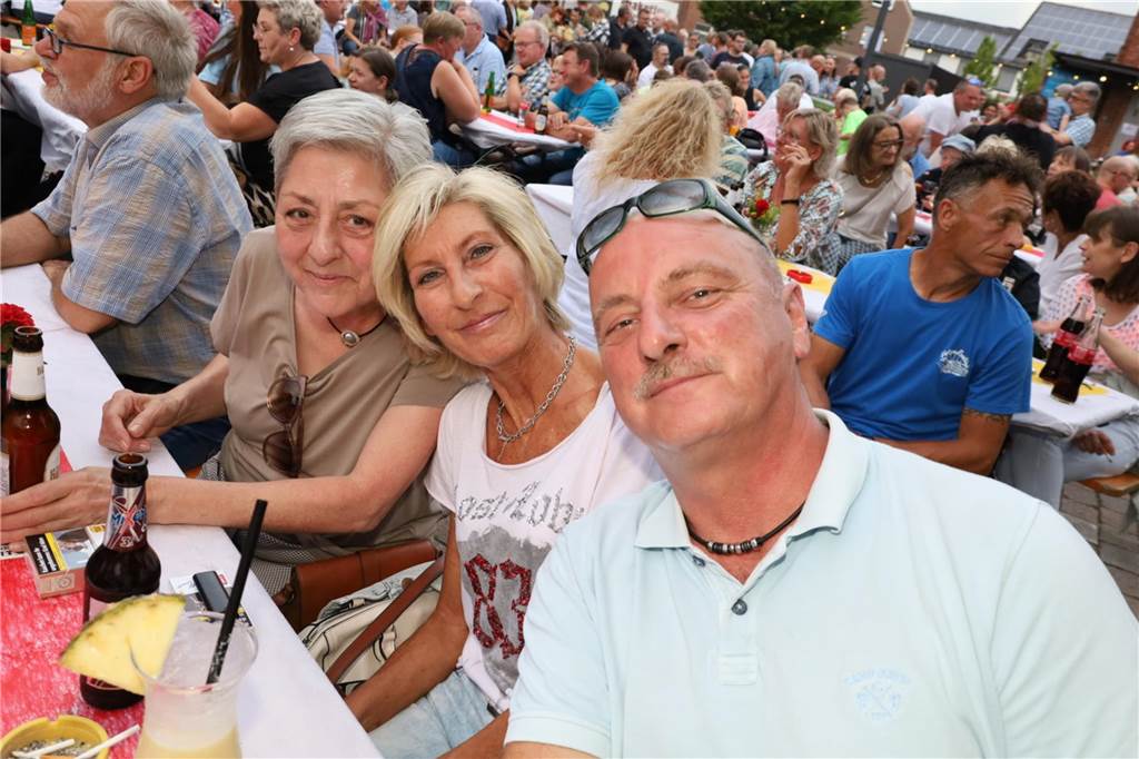 Viele Bilder von den 4. Olfener Summer Specials: Coverhits wehen um den Kittbrunnen Am Kittbrunnen trafen sich die Menschen zum 4. Summer Special.