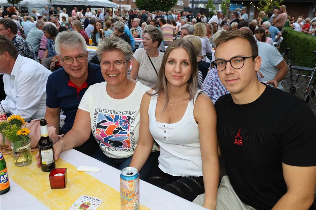 Viele Bilder von den 4. Olfener Summer Specials: Coverhits wehen um den Kittbrunnen Am Kittbrunnen trafen sich die Menschen zum 4. Summer Special.