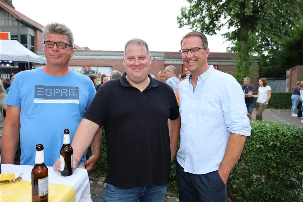 Viele Bilder von den 4. Olfener Summer Specials: Coverhits wehen um den Kittbrunnen Am Kittbrunnen trafen sich die Menschen zum 4. Summer Special.