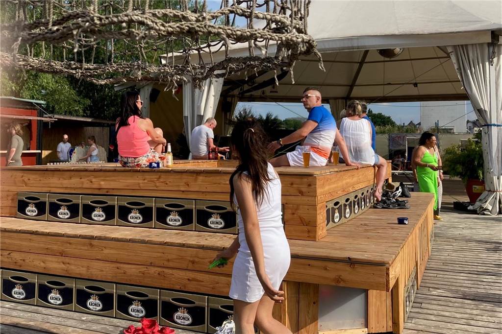 Sonne, Sand und echtes Strandfeeling: „Herr Walter“ im Hafen im Check Am kleinen Pool kann man auch die Füße kühlen.