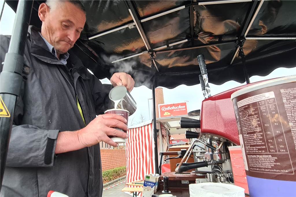 Wochenmarkt: Verheißungsvoller Auftakt macht Hoffnung für Zukunft Am kleinen Stand von Erwin ten Peze (Koffie ErNa) gibt es Kaffee/Kakao und Süßigkeiten. Der Barista hatte gut zu tun.