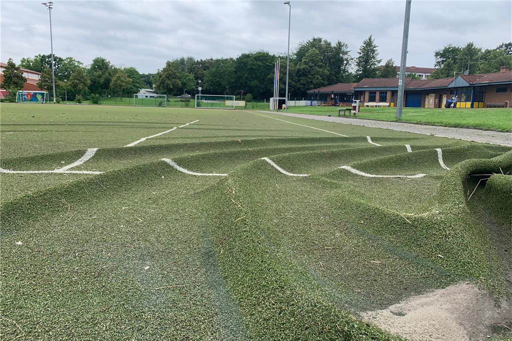 Nach Unwetter: Sportanlage des Werner SC im Lindert zeigt extreme Wasserschäden Der ganze Rasen wurde beschädigt.