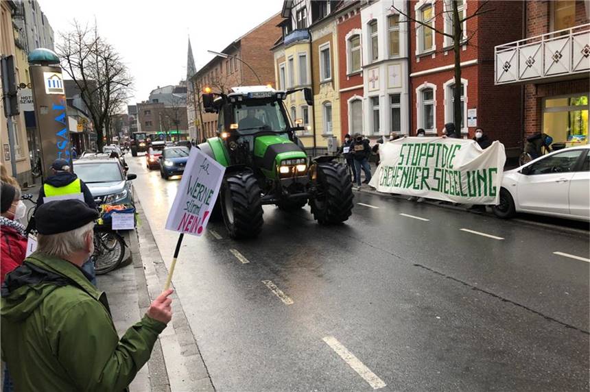 Mit Video: Rund 200 Werner demonstrieren auf der Alten Münsterstraße Am Kolpinghaus in Werne kam es im Vorfeld einer Ausschusssitzung zu Demonstrationen.