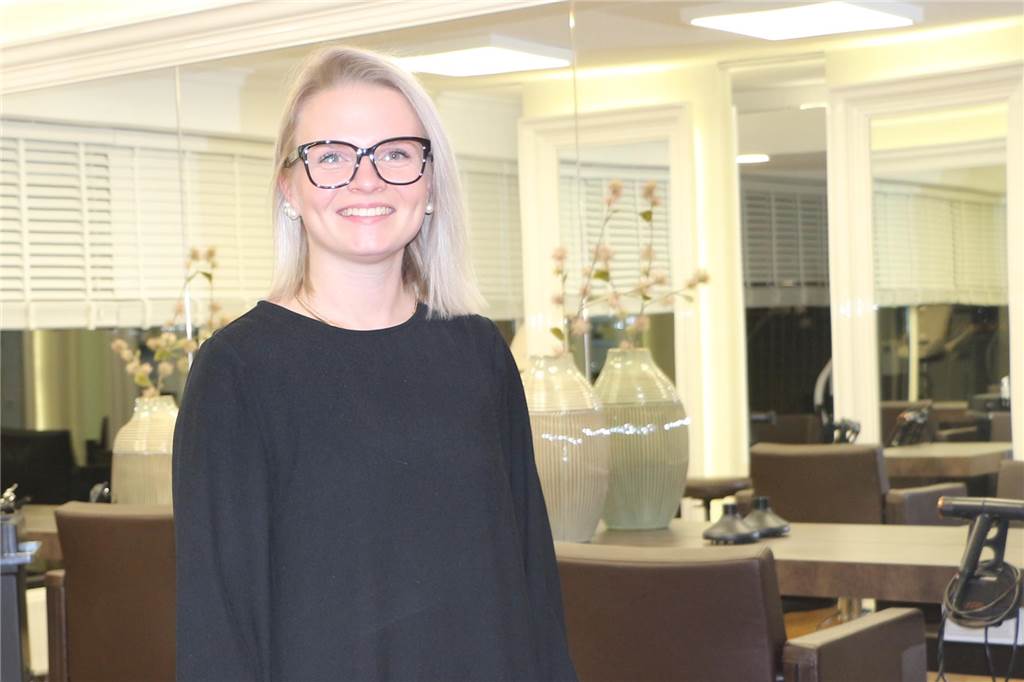 Nachfolge gesichert: Sara Lewerich übernimmt Friseursalon eine Frau steht in einem Friseursalon