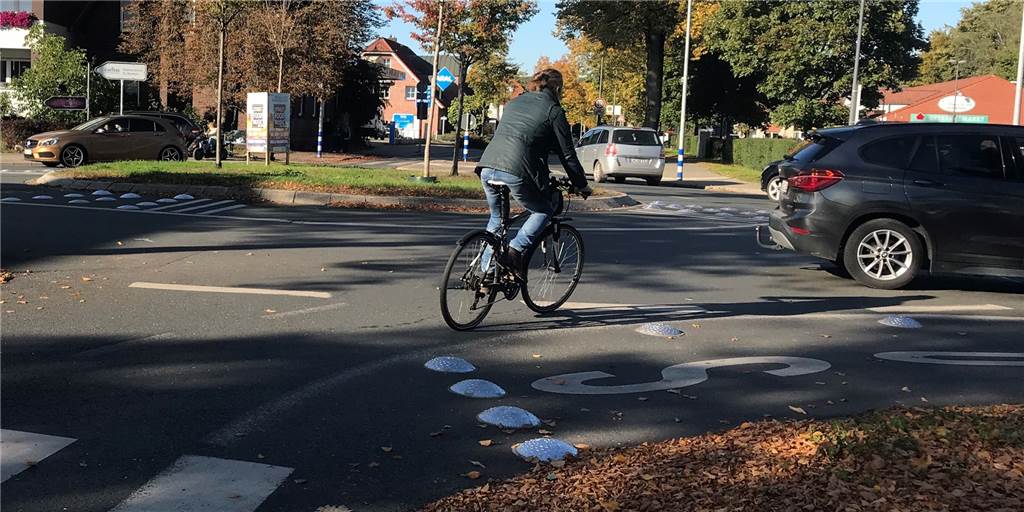 Sturzgefahr an Kölner Tellern: Stadt Lünen zieht Autos den Radfahrern vor Am Kreisverkehr an der Cappenberger Straße in Lünen geht es eng zu: Direkt neben den Radweg sind die Kölner Teller.