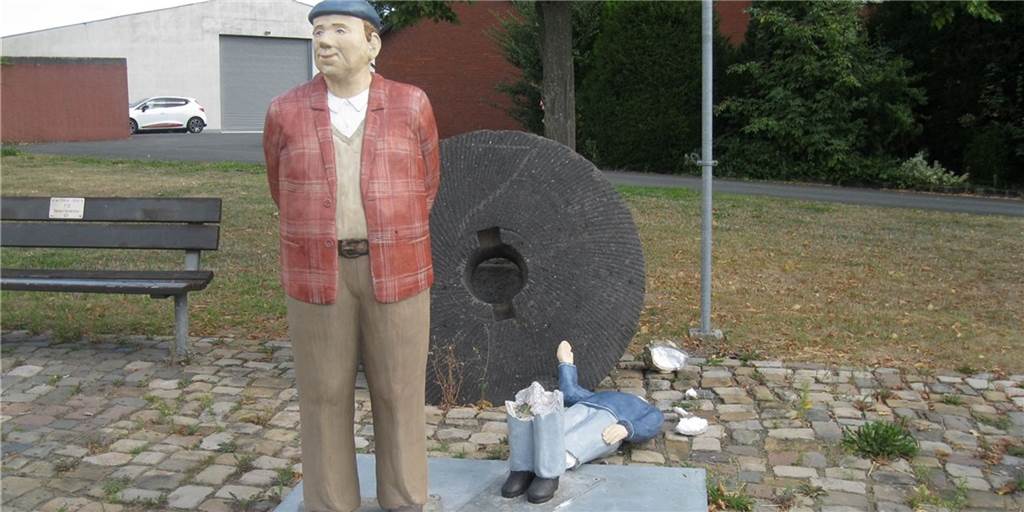 Vandalismus in Nordkirchen: Unbekannte zerstören Alltagsmenschen Am Kreisverkehr in Südkirchen haben Unbekannte das Kind in der Alltagsmenschen-Skulptur "Opa und Kind" zerstört.