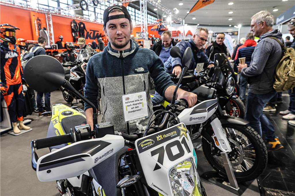 Motorräder, so weit das Auge reicht: So ist die Motorräder´23 Messe Am KTM-Stand in der Halle 4 können alle Begeisterten auf den neusten Motorrädern Probe sitzen. Einer von ihnen ist der 26-jährige Rolf.