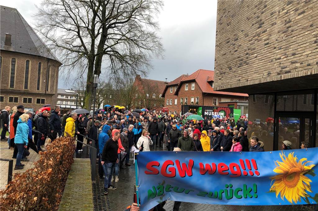 500 Vredener gehen für ihr Grundwasser auf die Straße: Protest gegen Abpumpen Am Kult formierte sich ein langer Protestzug, der über den Butenwall und die Wassermühlenstraße zum Markt zog.