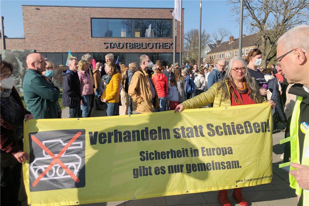 Mit Video: Ukrainischer Sirenenalarm lässt Ahauser für Moment erstarren Am Kulturquadrat formierte sich der Demonstrationszug, der zum Rathausplatz zog.