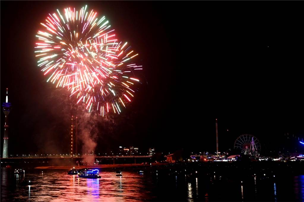 Rheinkirmes Düsseldorf 2023: Öffnungszeiten, Fahrgeschäfte - alle Infos Feuerwerkskörper steigen währen der Rheinkirmes in Düsseldorf über dem Rhein auf.
