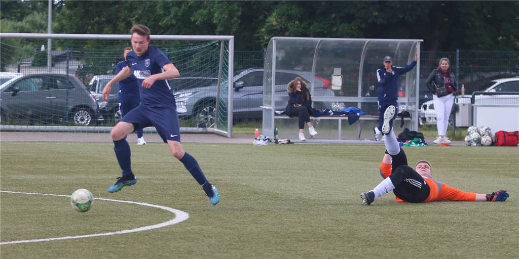 PSV Bork feiert Kantersieg, hält Druck auf TuS Niederaden hoch und plant nun 25:0-Erfolg Am letzten Mann vorbei: Christian Voßschmidt (l.) erzielt die Führung für den PSV Bork.
