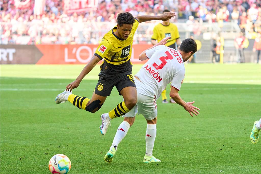 BVB-Youngster Duranville steht kurz vor Rückkehr: Sein Entdecker verrät, was ihn so stark macht Julien Duranville im Zweikampf mit Aaron vom FSV Mainz.