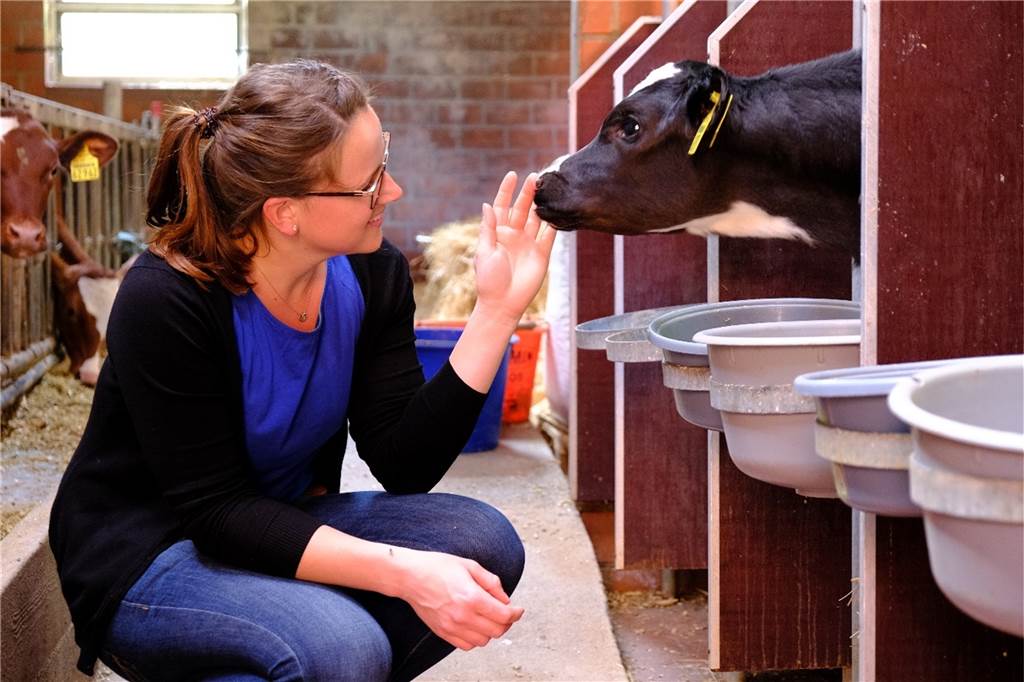 Bettina Hueske (27) ist im Einsatz für den Dialog zwischen Landwirtschaft und Verbraucher Am liebsten ist Bettina Hueske bei den Kühen im Stall und bei den Kälbchen.