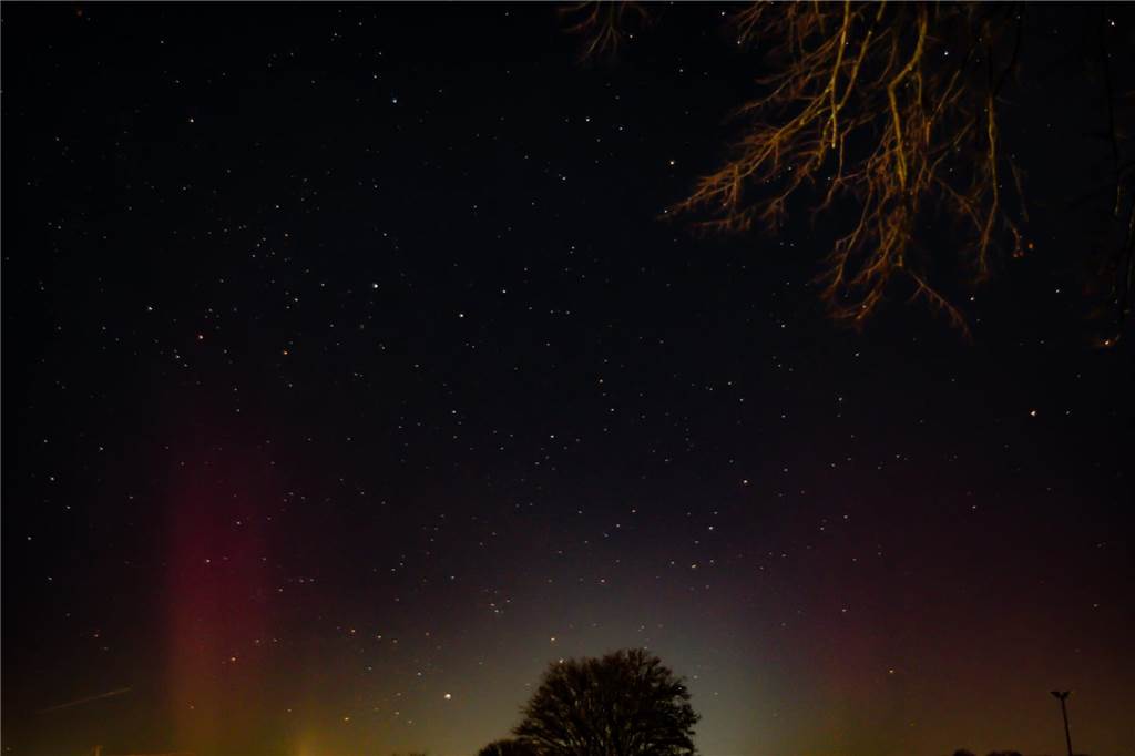 Seltenes Phänomen: Luka Berheide (17) hat Polarlichter fotografiert Rote Polarlichter leuchten am Himmel.
