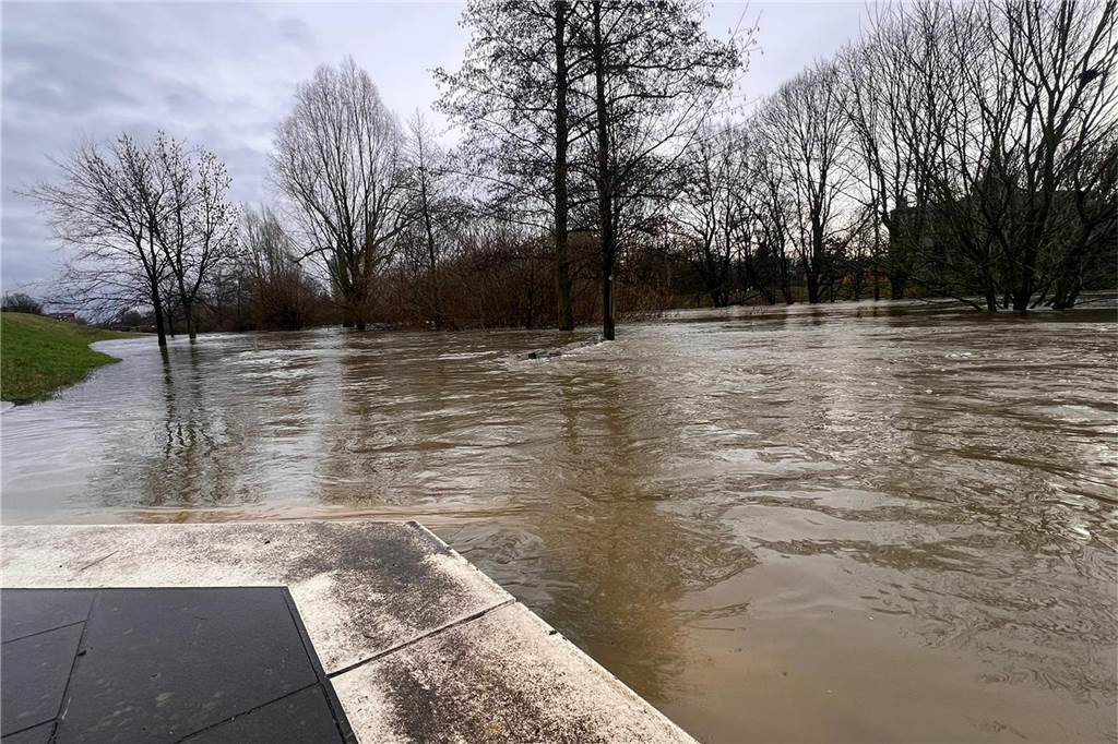 Am Lippewohnpark nahe der Konrad-Adenauer Straße in Lünen hat sich die Lippe ihren Weg durch die Landschaft gekämpft.