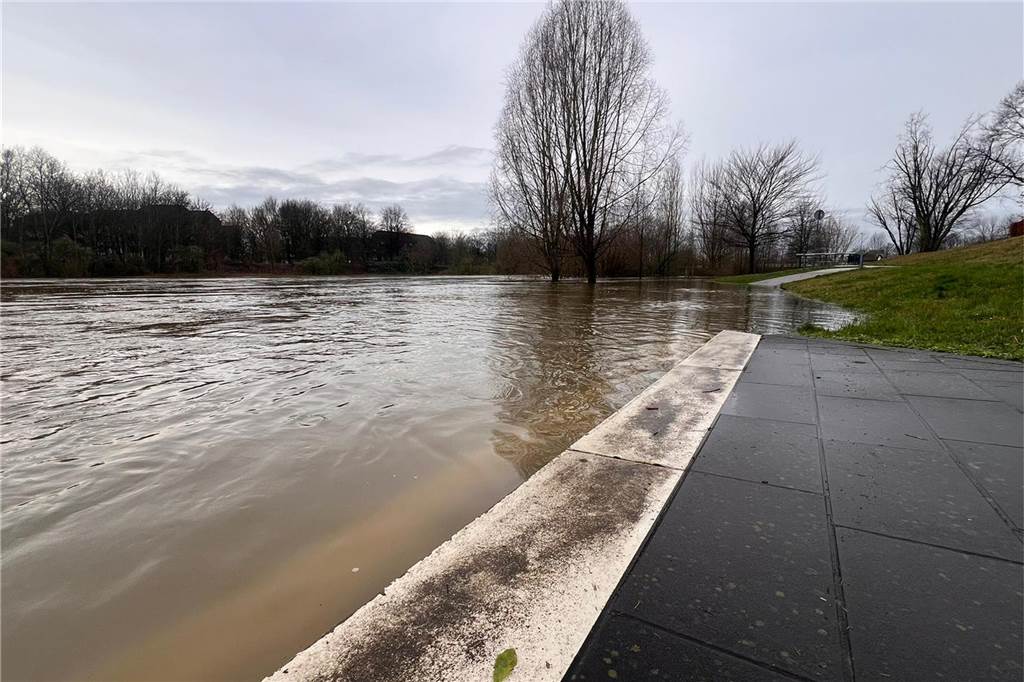 Am Lippewohnpark nahe der Konrad-Adenauer Straße in Lünen hat sich die Lippe ihren Weg durch die Landschaft gekämpft.