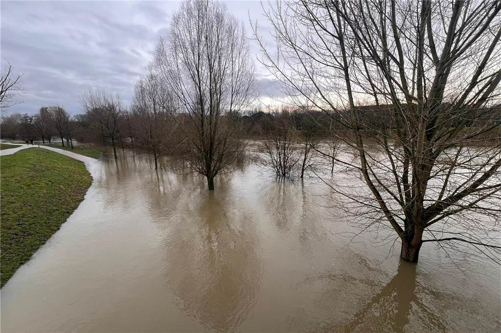 Am Lippewohnpark nahe der Konrad-Adenauer Straße in Lünen hat sich die Lippe ihren Weg durch die Landschaft gekämpft.
