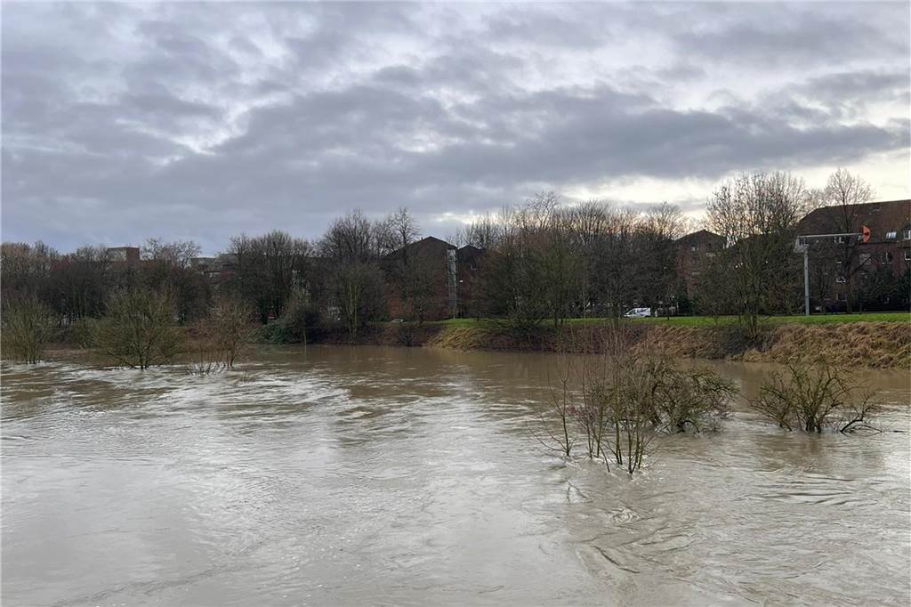 Am Lippewohnpark nahe der Konrad-Adenauer Straße in Lünen hat sich die Lippe ihren Weg durch die Landschaft gekämpft.