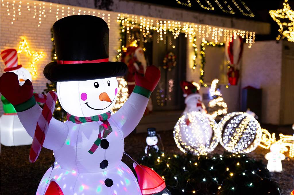 Leuchtender Schneemann und leuchtende Weihnachtskugeln