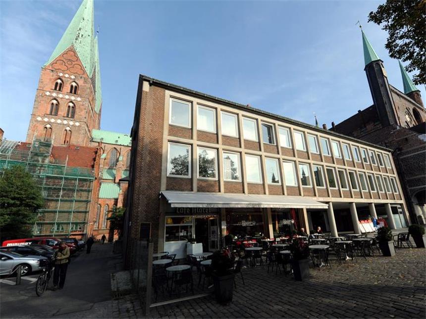 Nationalkomitee: In Denkmalpflege weht harter Wind Am Markt in Lübeck steht dieses Gebäude aus den 50er Jahren unter Denkmalschutz. Foto: Carsten Rehder
