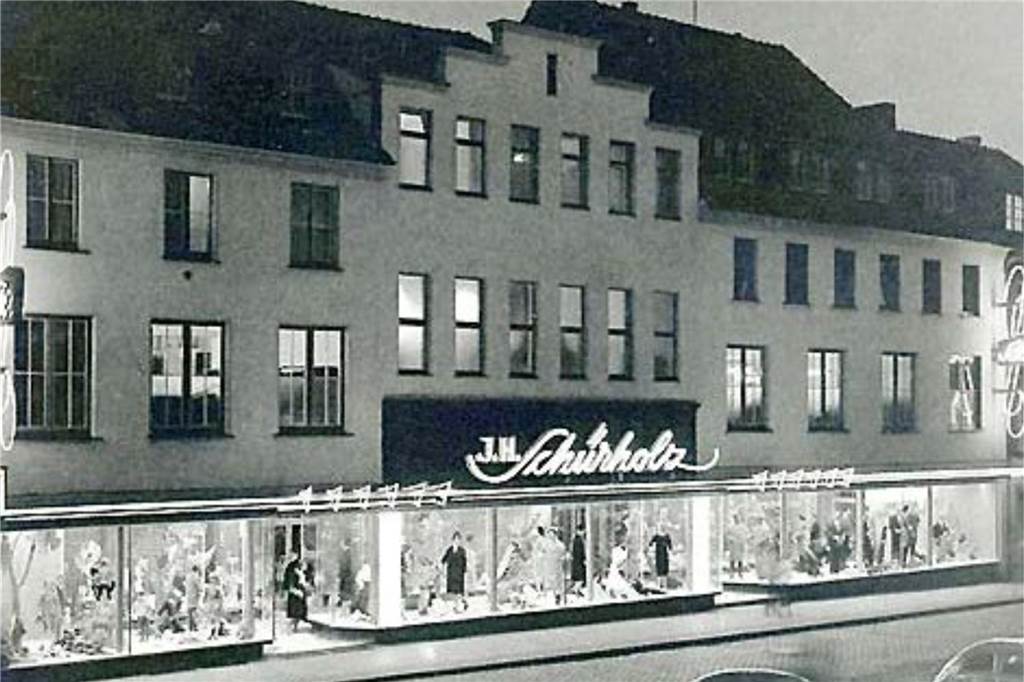 Am Marktplatz betrieb Paul Schürholz ein Textilhaus (heute Thalia)