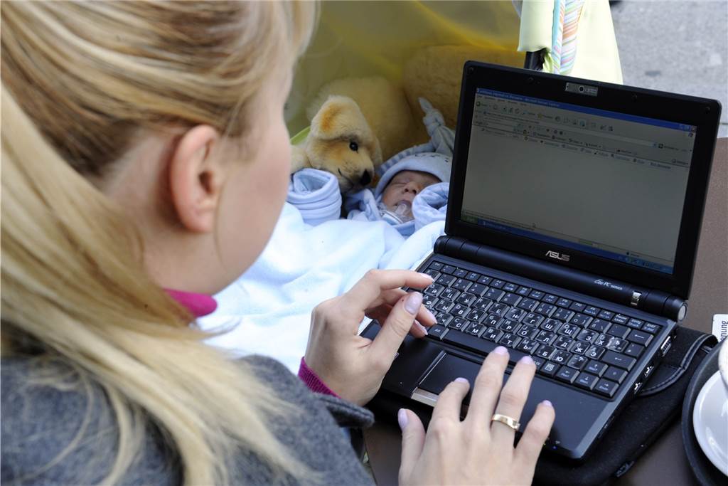 Am Mini-Laptop ist das Arbeiten anstrengend.