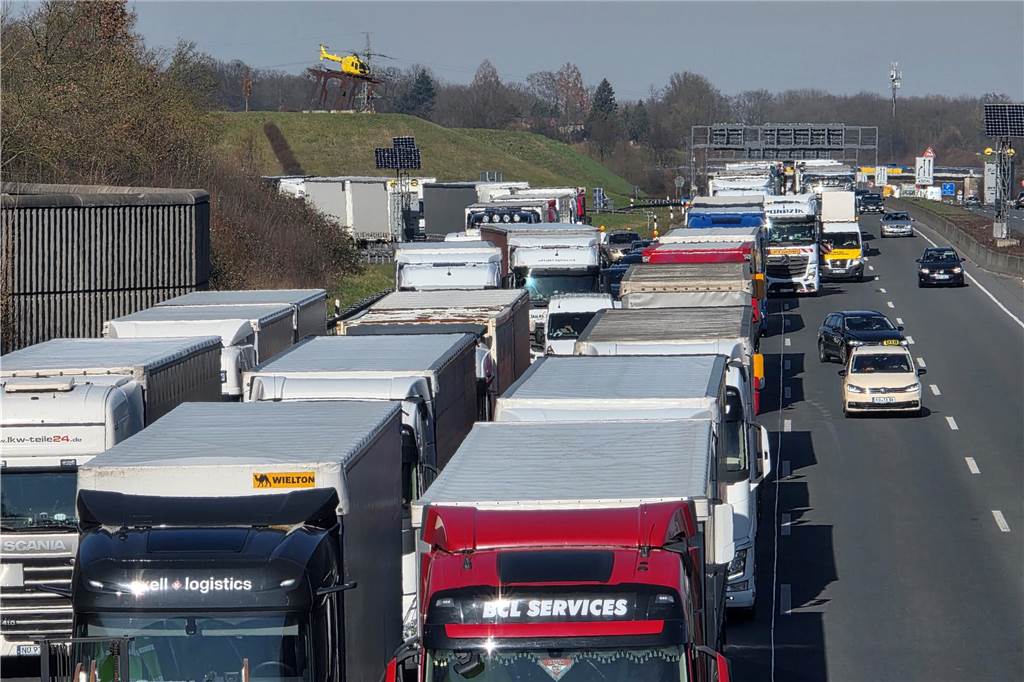 Mehre Lkw stehen auf der A1 nahe dem Kamener Kreuz im Stau. 