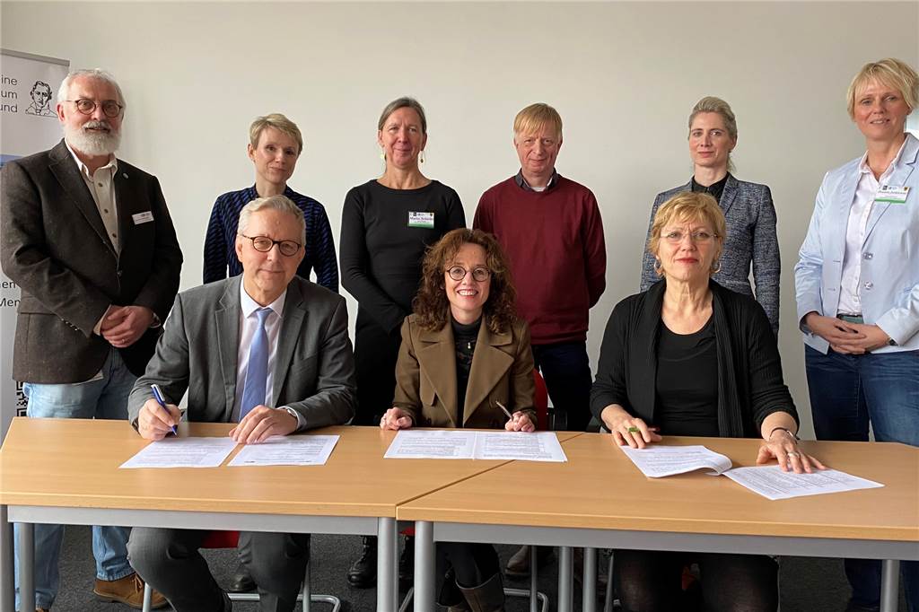 Dortmund macht ein Leuchtturmprojekt gegen Gewalt an Schulen zukunftsfähig Am Mittwoch (19.2.) wurde die Kooperationsvereinbarung unterzeichnet. Unterzeichner waren Polizeipräsident Gregor Lange (vorne v.l.), Schulamtsdirektorin Anja Kästner und Schul- und Jugenddezernentin Daniela Schneckenburger. HHG-Schulleiterin Susanne Köhnen (hinten 2.v.l.) freute sich als Ausrichterin der Unterzeichnung mit den Verantwortlichen.