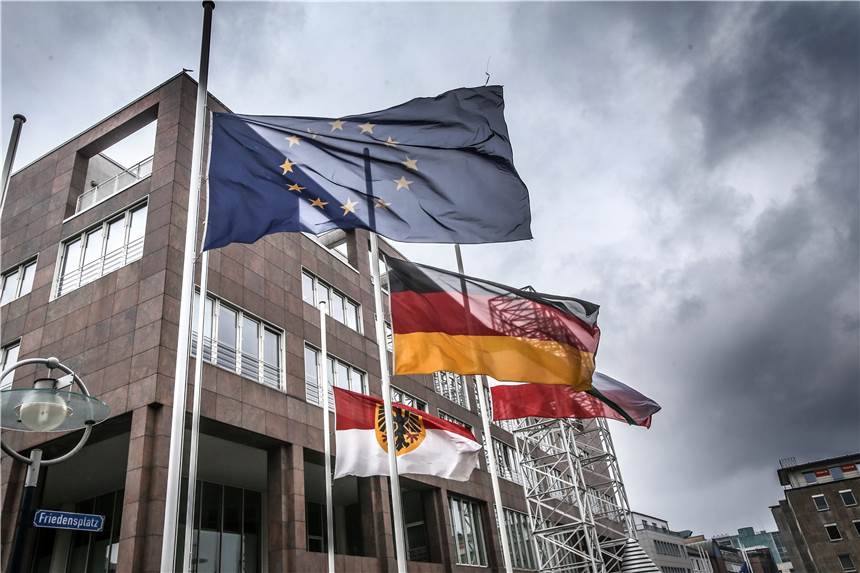 Darum hängen heute die Fahnen auf halbmast in Dortmund Am Mittwoch (30.6) hängen die Flaggen vor den öffentlichen Gebäuden in Dortmund auf halbmast.