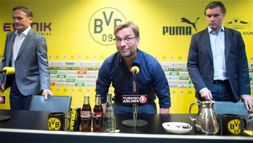Video: Jürgen Klopp und die komische letzte Frage Am Mittwoch gab Jürgen Klopp seinen Rücktritt bekannt. Zum Dank für seine Zeit als BVB-Trainer schrieb ihm der britische Sänger George Major einen Abschiedssong.