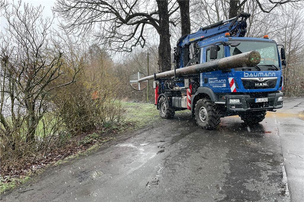 Am Mittwoch rückten die Fachleute mit schwerem Gerät an, um den Storchenhorst auf einer privaten Wiese im zwischenzeitlich dichten Schneetreiben aufzubauen.