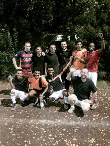 Am Mittwoch trainierten neun Flüchtlinge beim SV Hardt zusammen mit Oliver Althof (unten r.). Am Samstag werden sie mit Spielern der Schalker Traditionself auflaufen. 