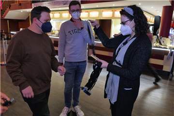 Am Mittwoch wurden an die Team-Mitglieder des Films "Trübe Wolken" Kinofest-Ausweise verteilt.