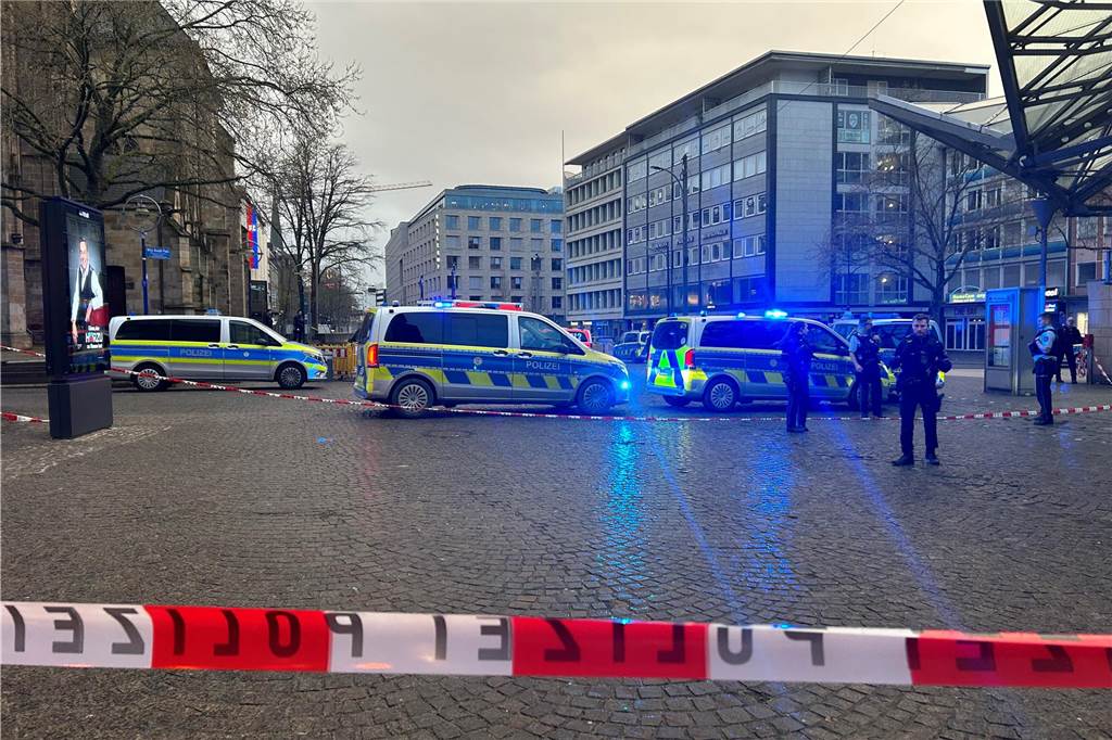 52-Jähriger nach Polizeischuss in Dortmund gestorben: Staatsanwalt nennt Details des Einsatzes Am Mittwochabend (3.4.) waren an der Reinoldikirche zahlreiche Einsatzkräfte der Polizei im Einsatz.