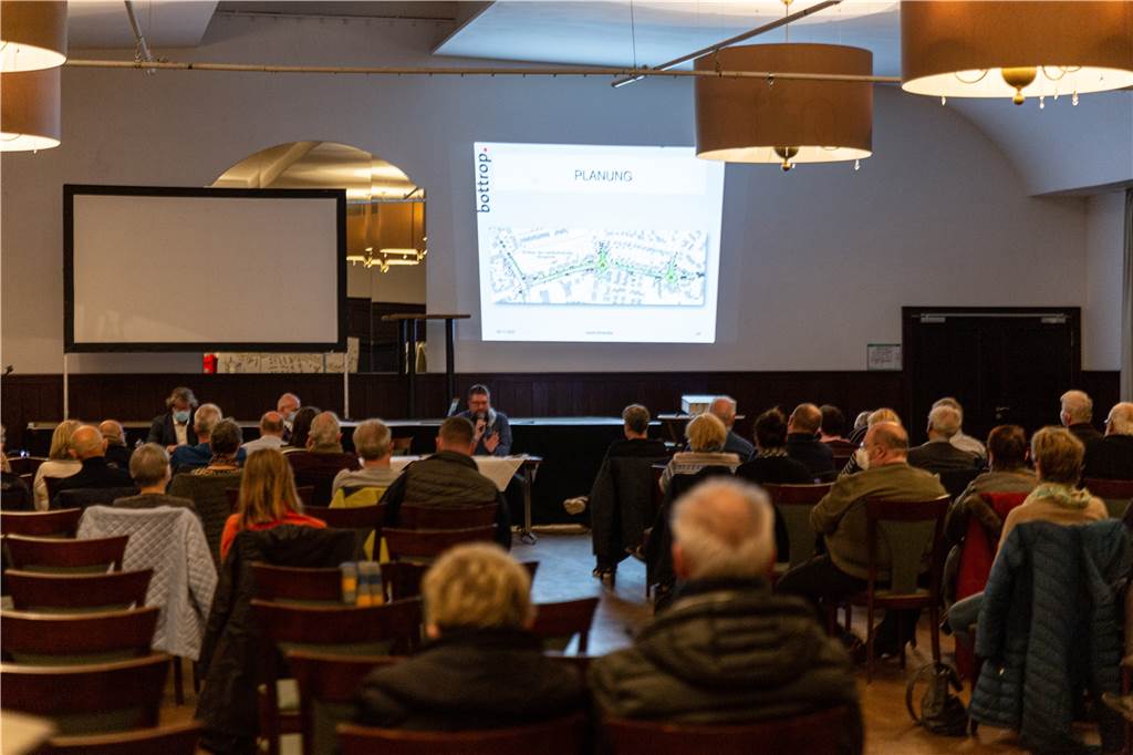 Bürger sollen für den Ausbau der Hackfurthstraße mitzahlen Am Mittwochabend kamen knapp 70 Bürgerinnen und Bürger im Festsaal des Brauhaus Kirchhellen zusammen, um sich über die geplanten Änderungen zu informieren und in den Austausch zu treten.