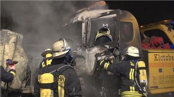 Am Mittwochabend kommt es auf der A44 in Fahrtrichtung Düsseldorf zu einem LKW-Brand.