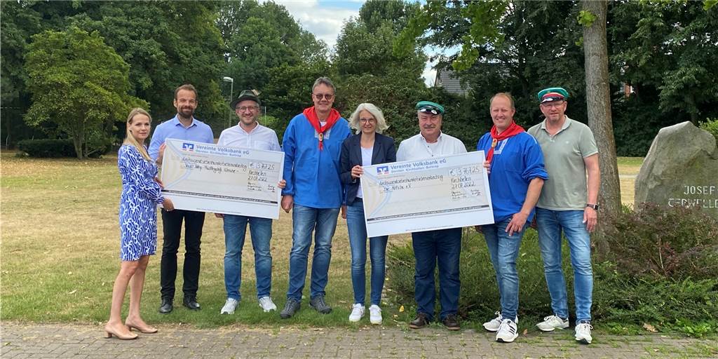 Schützen- und Brezelgesellschaft spenden mehr als 7.500 Euro Am Mittwochabend konnten die Kirchhellener Schützen und Brezelaner zwei Schecks überreichen.