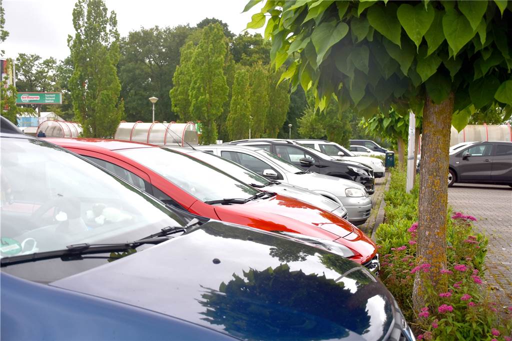 Maskenpflicht ja oder nein: Ter Huurne im Spagat zwischen zwei Staaten Am Mittwochmittag war auf dem Parkplatz und in den Räumen von Ter Huurne nicht viel los. Überwiegend niederländische Kunden und Fahrzeuge aus dem näheren Umfeld kamen zum Einkaufen.