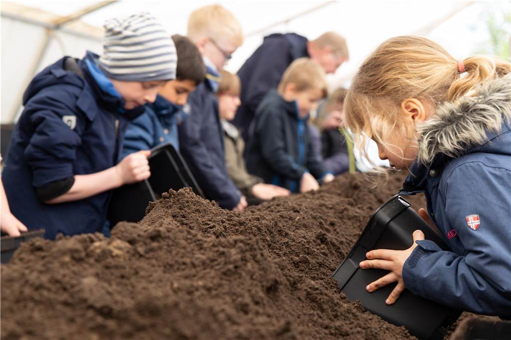 Pflanzaktion ging in die 27. Runde: Kinder pflanzen für den Klimaschutz Am Mittwochmittag war unter anderem die Klasse 1a der Bottroper Ludgerusschule zu Besuch und bereitete ihre Setzlinge vor.