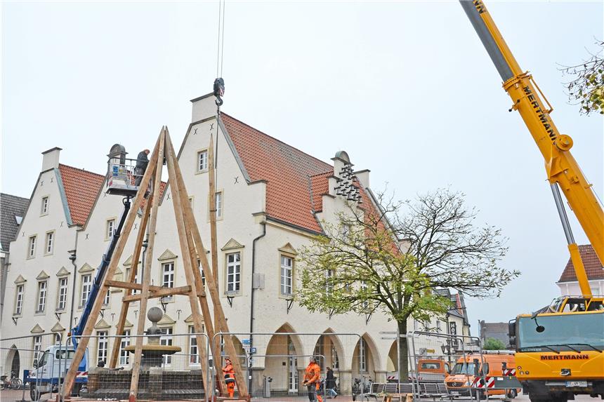 Haltern schmückt sich für den Nikolausmarkt Am Mittwochmittag wurde mit Hilfe von Kran und Hubsteiger das Gerüst für den künftigen, aus 220 Tannen zusammengesetzten Baum aufgestellt.Schrief