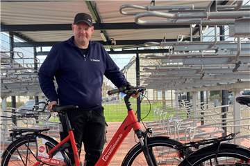 Am Mittwochmorgen stehen bereits zehn Miet-E-Bikes im neuen Fahrradparkhaus am Bahnhof Selm Beifang. 90 weitere Stellplätze stehen ab sofort für Radfahrer zur Verfügung. Werkstattleiter Thomas Drescher ist künftig für Kunden der neuen Radstation direkt gegenüber da.