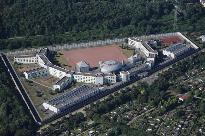Spezialeinheiten nehmen entflohenen Häftling in Ahaus fest Am Mittwochmorgen türmte ein Häftling aus der JVA Gelsenkirchen. Mittlerweile ist er wieder gefasst.