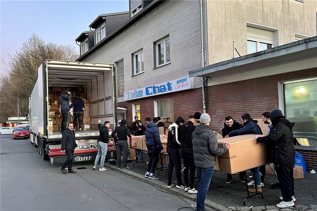 Dortmunder schicken Spenden in die Erdbebenregion Am Mittwochnachmittag (8.2.) haben die Helfer den 40-Tonner beladen.