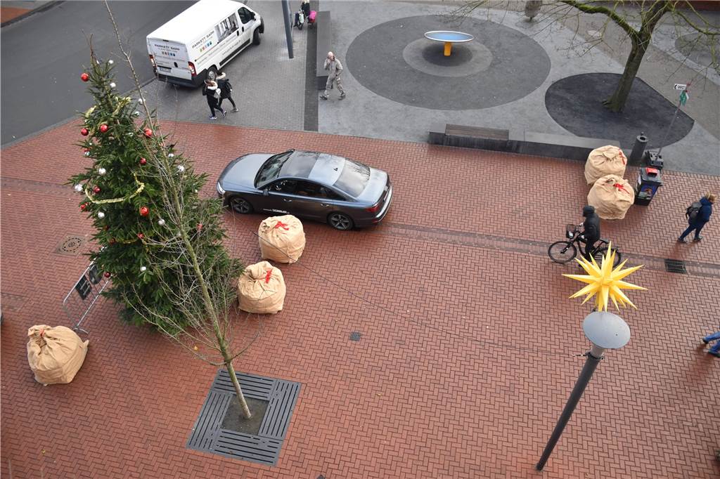 Sandsäcke schützen Weihnachtsmarkt - Stadt korrigiert Position von LKW-Sperren Am Montag (2.12.) konnte der Verkehr, auch LKW, die Sperren relativ problemlos umfahren.