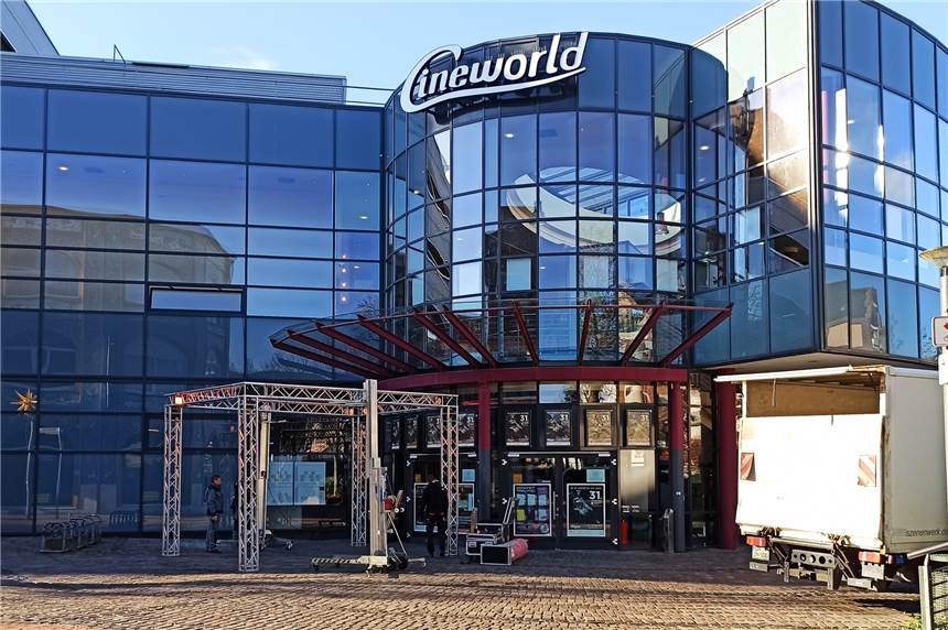 Am Montag (22.11.) wurde die Licht-Konstruktion vor der Cineworld aufgebaut. Denn das besondere Festival-Licht darf auch beim 31. Kinofest nicht fehlen.