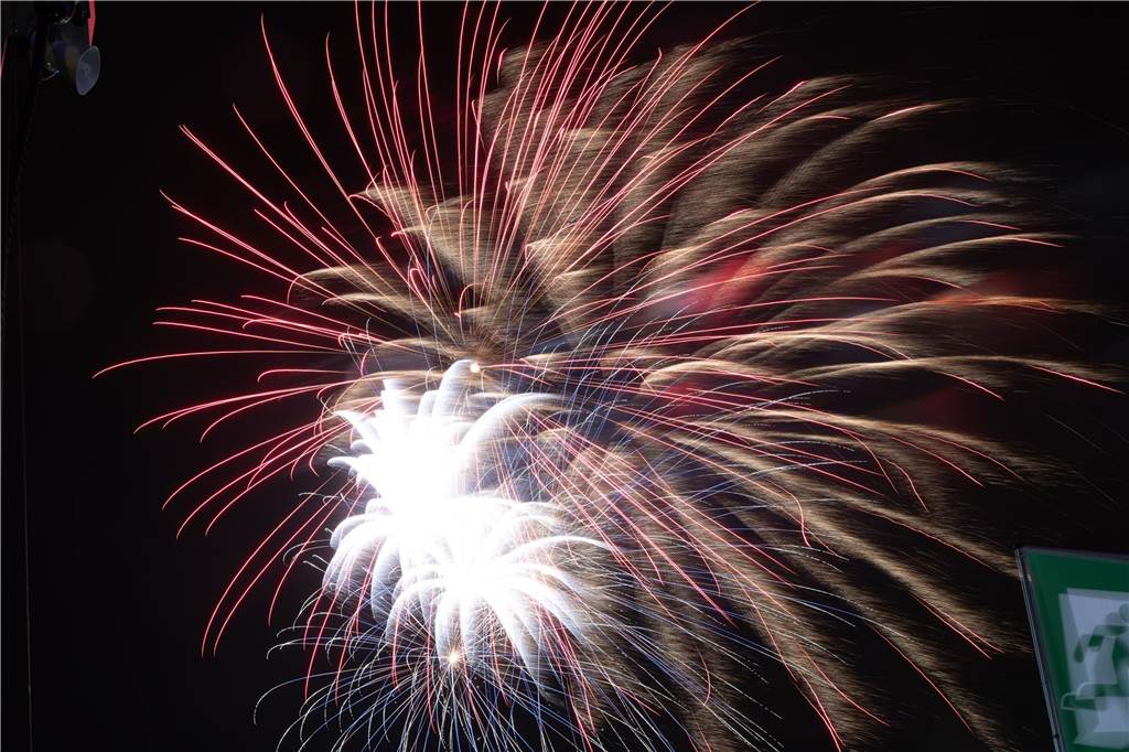 Am Montag (23. Oktober) gab es auf der Sim-Jü ein außergewöhnliches Feuerwerk zu sehen.