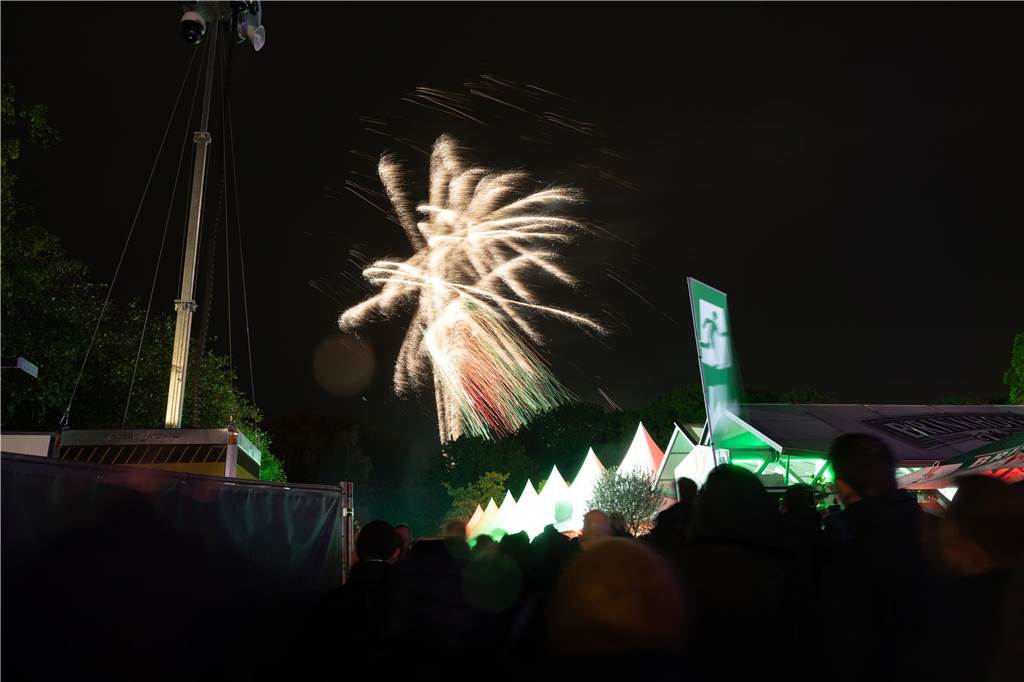 Am Montag (23. Oktober) gab es auf der Sim-Jü ein außergewöhnliches Feuerwerk zu sehen.
