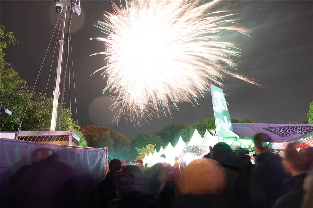 Am Montag (23. Oktober) gab es auf der Sim-Jü ein außergewöhnliches Feuerwerk zu sehen.