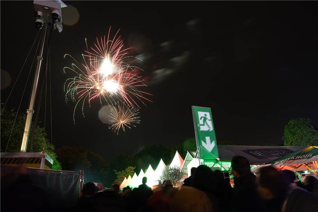 Am Montag (23. Oktober) gab es auf der Sim-Jü ein außergewöhnliches Feuerwerk zu sehen.