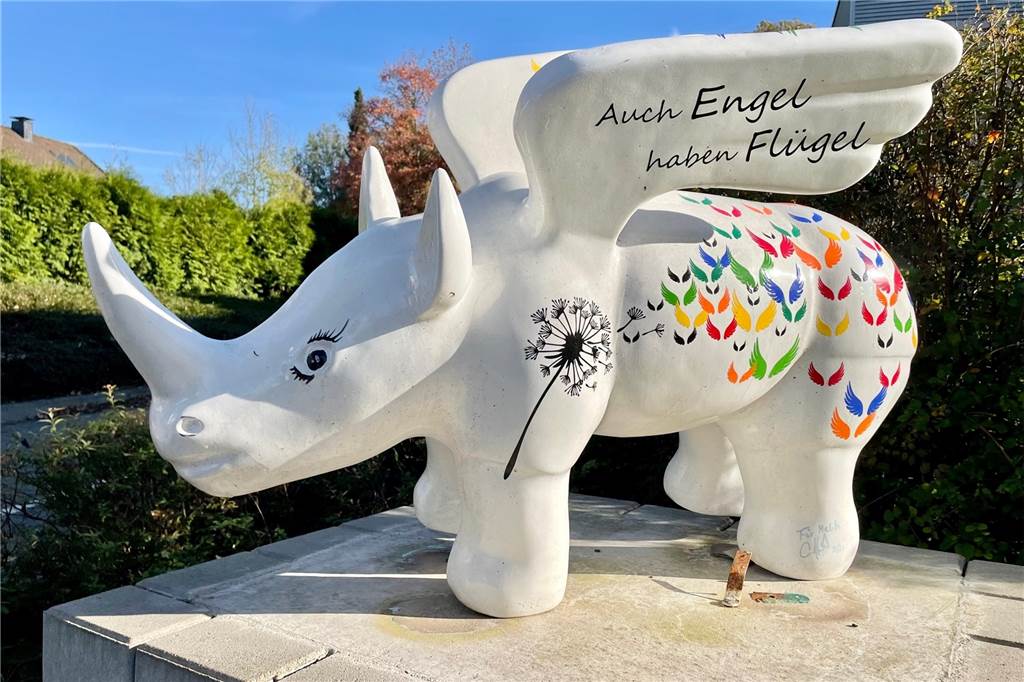 Wut und Fassungslosigkeit: Gedenkstätte für toten Jungen stark beschädigt Am Montag (25.10.) stand das Nashorn schon provisorisch. Am Dienstag wurde es wieder fest verankert.